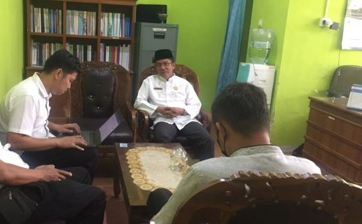 AKTIFKAN—Petugas dari Dinas Kominfo Kota Solok tengah mengaktifkan aplikasi Sistem Informasi Kearsipan Dinamis Terintegrasi (Srikandi) dan Tanda Tangan Elektronik (TTE) di Dinas Kebersihan Lingkungan Hidup Kota Solok