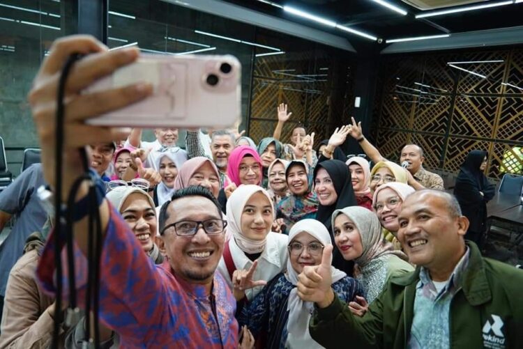 FOTO BERSAMA—Bupati Eka putra foto selfi bersama warga IKLB.