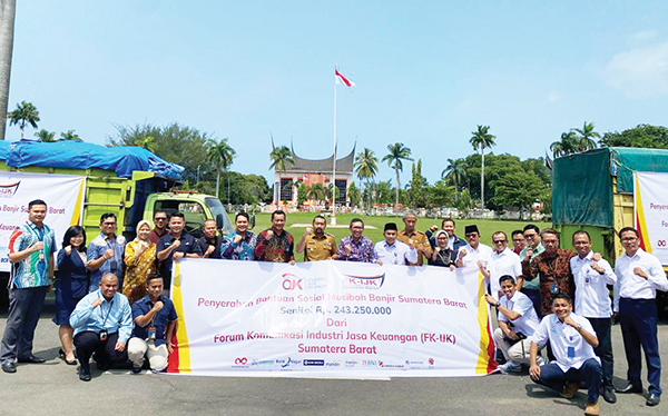 FOTO BERSAMA—Forum Komunikasi Industri Jasa Keuangan (FK-IJK) Sumbar, berfoto bersama dengan Wagub Audy Joinaldy, usai penyerahan bantuan senilai Rp243.250.000 untuk korban banjir di Pessel, Selasa (19/3).