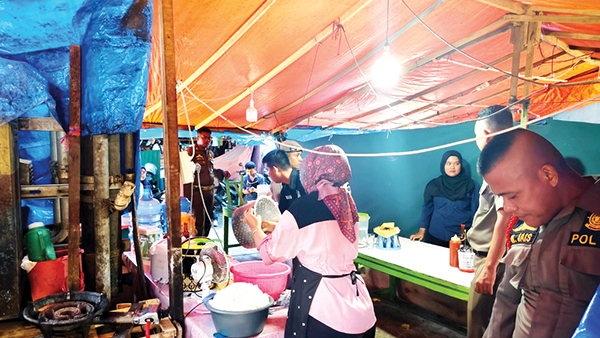 BUKA SIANG HARI— Petugas Satpol PP Padang merazia delapan warung kembalu yang berada di kawasan Padang Barat, Kamis (21/3) siang. Petugas memberikan tindakan langsung kepada pemilik tempat usaha berupa penyitaan terhadap peralatan dan barang yang digunakan.