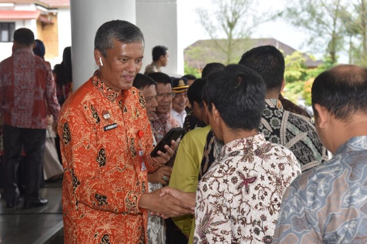 SALAMI PEGAWAI— Pj Wako Pariaman Roberia salami ASN usai apel gabungan pagi memasuki bulan suci Ramadhan.