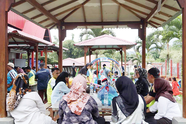 MENJENGUK KERABAT— Lapas Kelas II A Bukittinggi ramai dikunjungi pengunjung dari keluarga napi dan tahanan, Minggu (10/3). Mereka rata-rata datang untuk bersilaturahmi jelang masuk Ramadhan dan ada juga yang membawakan makanan untuk santap sahur pertama.