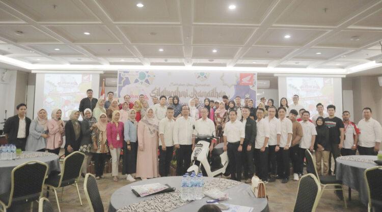 BUKA PUASA— Pimpinan PT Menara Agung bersama konsumen usai buka puasa bersama di Hotel Grand Zuri Padang.