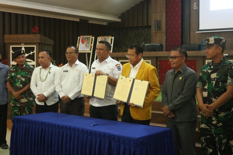 PENANTANGAN MOU— Pj Fernando melakukan penandatangan MoU dengan Universitas Negeri Padang antara Pemerintah Kabupaten Kepulauan Mentawal dengan Yayasan Sheep Indonesia, di aula kantor Bappeda, beberapa waktu lalu.