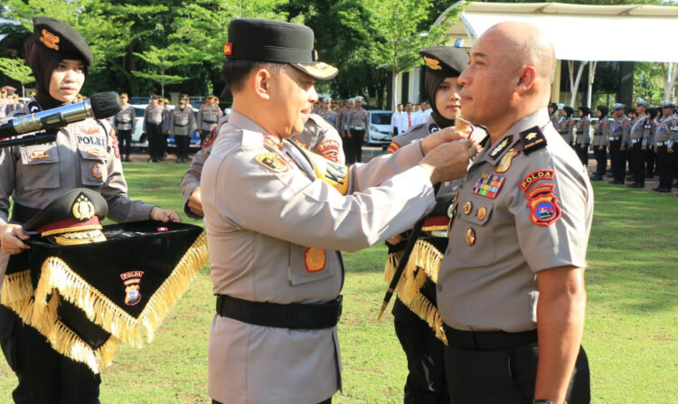 NAIK PANGKAT— Kapolda Sumbar Irjen Pol Suharyono memasangkan pangkat bintang satu ke Irwasda Arif Rahman Hakim.