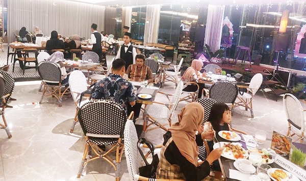 MENU RAMADHAN— Menu 101 jenis makanan lokal dan internasional hadir di The ZHM Premiere Hotel Padang selama bulan bulan suci Ramadhan