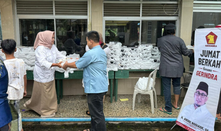 BAGIKAN NASI BUNGKUS— Ratusan nasi kotak dibagikan tim Andre Rosiade, saat Jumat Berkah di Masjid Jami’ Quwwatul Ummah, Pegambiran, Kelurahan Pegambiran Ampalu Nan XX, Kecamatan Lubuk Begalung, Jumat (8/3).