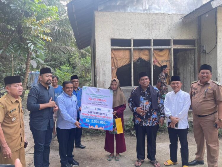 SERAHKAN BANTUAN REHAB RUMAH— Pimpinan Bank Nagari Cabang Lubuk Alung Zulfahmi serahkan bantuan untuk perbaikan rehab rumah warga.