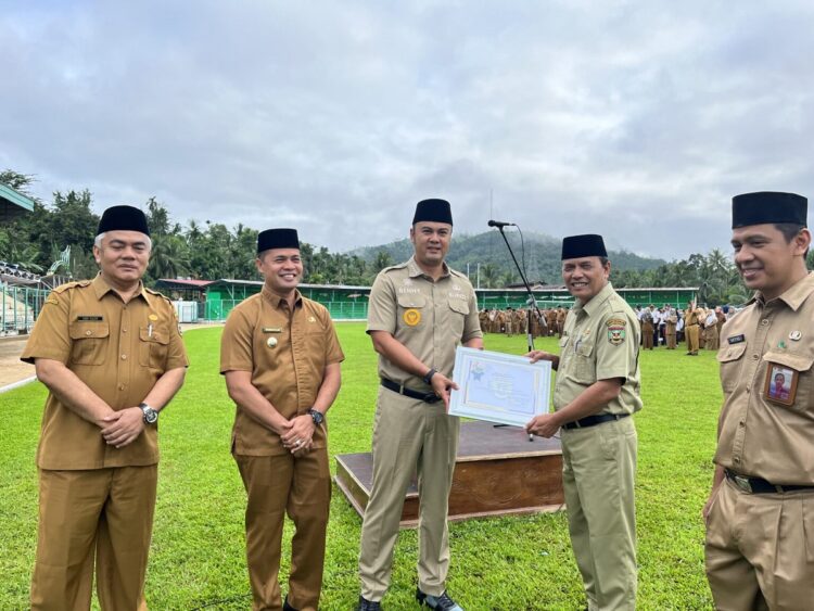 SERAHKAN—Bupati Benny Dwifa, Wabup Iraddatillah serahkan langsung penghargaan di Lapangan M Yamin Muaro sebelum melaksanakan apel gabungan