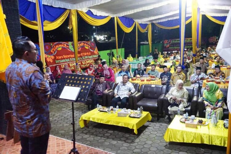 SILATURAHMI PERANTAU— Bupati Tanah Datar Eka Putra melakukan silaturahmi dengan Ikatan Keluarga Tanah Datar Palembang (IKTDP), di Balai Basamo IKTD Palembang, Provinsi Sumatera Selatan.