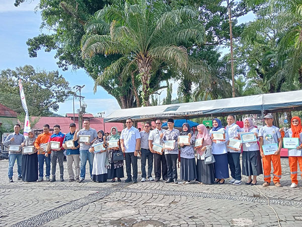 FOTO BERSAMA— Pj Wako Sawahlunto menghadiri Peringatan Hari Sampah Nasional Tahun 2024 di Lapangan Segitiga Kota Sawahluntom.