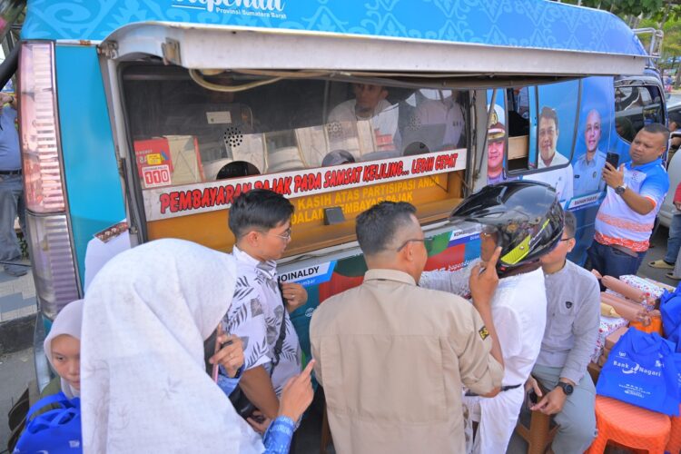 SAMSAT NGABUBURIT— Gubernur Mahyeldi meninjau pelaksanaan salah satu program inovatif dari Badan Pendapatan Daerah (Bapenda) Provinsi Sumbar yang diberi nama “Samsat Ngabuburit” di Taman Syeh Kukut, Kota Solok, Minggu (17/3).