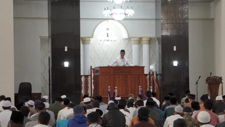 KHATIB JUMAT— Gubernur Sumatera Barat, H. Mahyeldi Ansharullah, S.P menjadi khatib shalat Jumat di Masjid Agung Manarul ‘Ilmi Islamic Centre Padang Panjang, Jumat (8/3).