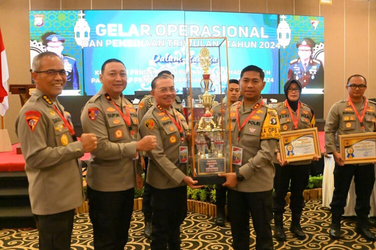 RAIH PENGHARGAAN— Prestasi gemilang kembali diraih oleh Kepolisian Resor (Polres) Padangpariaman, setelah berhasil meraih posisi terbaik dalam evaluasi Harkamtibmas.