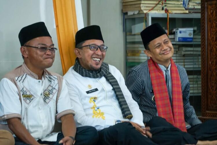 FOTO BERSAMA—Wali Nagari Wilmen, Camat Beni Oriza dan Bupati foto bersama saat menghadiri tabligh akbar.