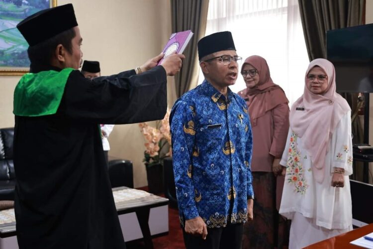 PELANTIKAN— Sekda Kabupaten Tanahdatar melantik Fajri sebagai Kabid Aplikasi Informatika Dinas Kominfo.