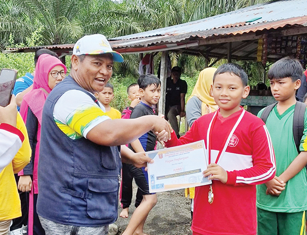 GIGIH— Ibnu Zainal, siswa SDN 01 Lubuk Basung, menunjukkan kegigihan dan ketangguhannya dengan meraih emas di empat cabang renang dalam ajang O2SN tingkat Kecamatan Lubuk Basung.