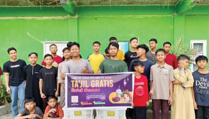 BAGIKAN TAKJIL— Panitia Suber membagikan takjil ke Ponpes dan Pnti Asuhan selama ramadhan.