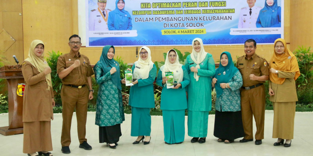 BULAN BAKTI DASAWISMA— Sekretaris Daerah Kota Solok, Syaiful dan TP PKK Kota Solok usai mengikuti kegiatan Bulan Bakti Dasawisma.