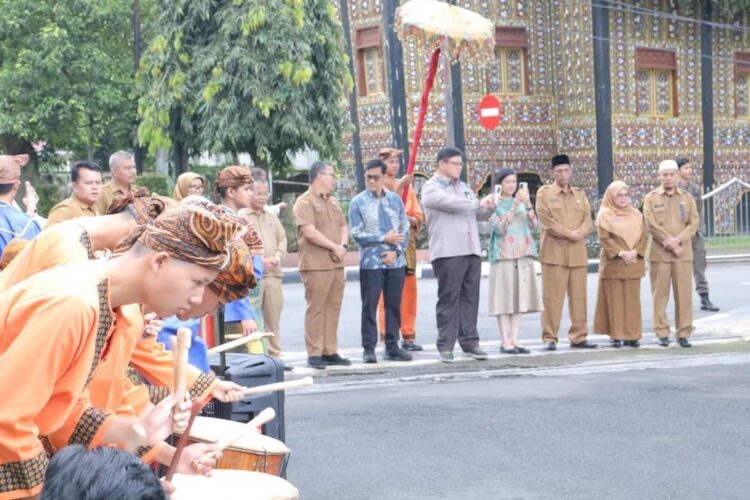 TINJAU—Observasi atau peninjauan ke Tanah Datar dilaksanakan oleh tim observasi dari Direktorat Pembinaan Peran Serta Masyarakat Komisi Pemberatan Korupsi (KPK) RI pada Selasa (5/3).