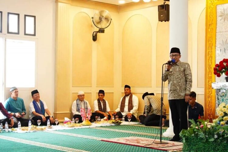 SAMBUTAN— Bupati Tanahdatar  Eka Putra memberikan sambutan dan apresiasi terhadap pelaksanaan khatam Al Quran gratis di Masjid Al Faizin Pincuran Tujuh Nagari Baringin, Kecamatan Lima Kaum.