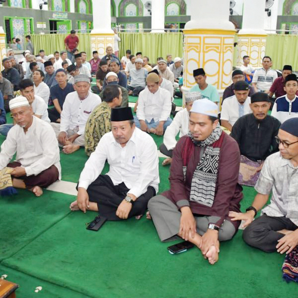 SALAT TARAWIH— Bupati Agam, Andri Warman laksanakan Salat Tarawih malam pertama Ramadan 1445 Hijriah,
di Masjid Agung Nurul Falah Lubuk Basung, Selasa (12/3).