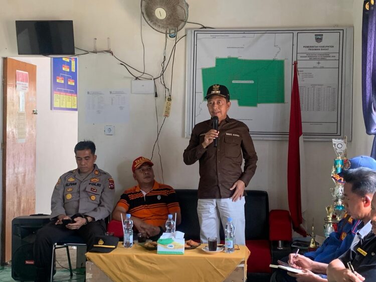 DISKUSI—Wakil Bupati Pasaman Barat, Risnawanto dalam pertemuan dan diskusi dengan masyarakat Nagari Koto Gadang Jaya (Koja) Kecamatan Kinali, terkait kerusakan jembatan.