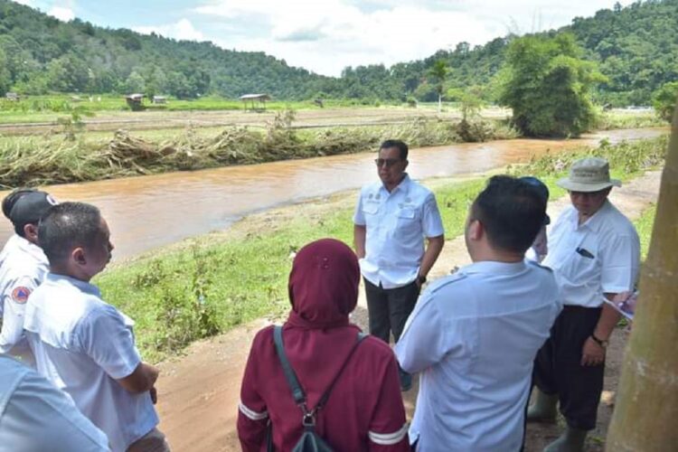 TINJAU DAERAH TERDAMPAK— Pj Wali Kota Kota Zefnihan lkunjungi daerah banjir dan arahkan OPD terkait untuk segera berikan bantuan bagi warga terdampak banjir.