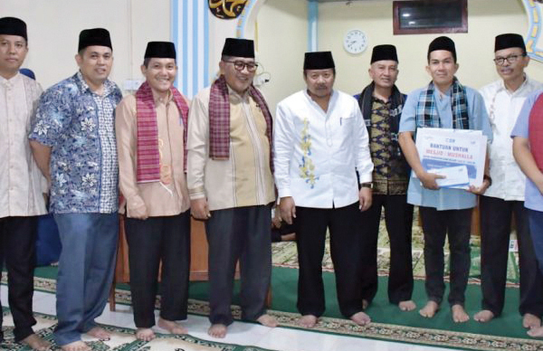 SAFARI RAMADHAN— Bupati Agam Andri Warman saat safari ramadhan ke Masjid Darul Hikmah Birah Tinggi, Rabu, (20/3).