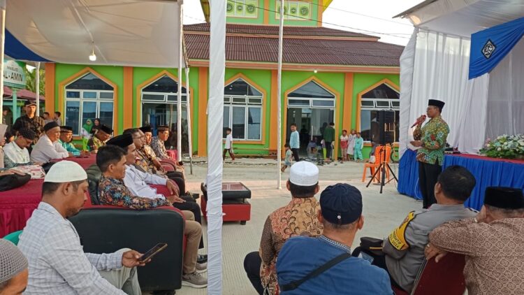 MEMBUKA MTQ--Asisten II Setda Mentawai, Lahmuddin Siregar membuka MTQ antar TPA dan Rumah Tahfiz se-Kecamatan Sipora Utara di Masjid Al-amin Desa Tuapejat.