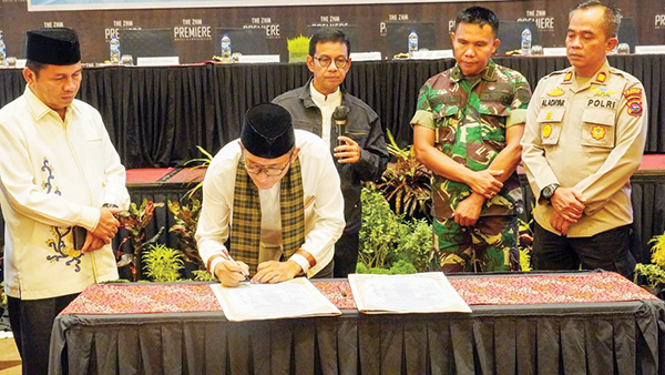 PERNYATAAN SIKAP BERSAMA— Wako Padang Hendri Septa bersama tokoh ormas, orsos dan tokoh organisasi keagamaan melakukan penandatanganan “Pernyataan Sikap Bersama”, Jumat (1/3). Ini merupakan bentuk komitmen para pemangku kepentingan untuk mewujudkan suasana Kota Padang yang kondusif selama Ramadhan.