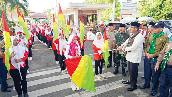 PAWAI TA’ARUF— Wali Kota Padang Hendri Septa melepas Pawai Ta’aruf Kwartir Wilayah Gerakan Kepanduan Hizbul Wathan (HW) Muhammadiyah Sumatera Barat dari kediaman resmi Wali Kota Padang, Jumat (1/3).