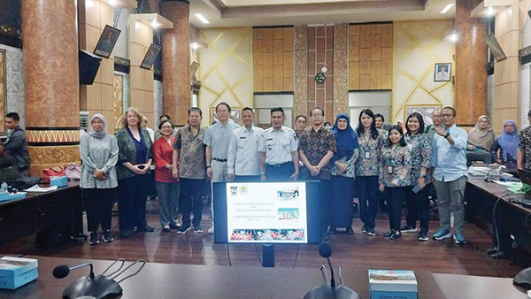 DUKUNGAN WORD BANK— Wakil Wali Kota Ekos Albar menerima kunjungan Tim Leader, Jian Xie, Senior Environmental Specialist World Bank, sebagai bentuk dukungan dalam pembangunan TPST RDF, di di ruang Abu Bakar Jaar Balaikota Padang.