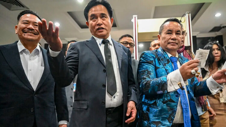 MENDAFTAR— Ketua Tim Pembela Prabowo-Gibran Yusril Ihza Mahendra (tengah) didampingi Wakil Ketua Otto Hasibuan (kiri) dan Anggota Hotman Paris (kanan) mendaftarkan diri sebagai pihak terkait dalam gugatan PHPU
ke Mahkamah Konstitusi.