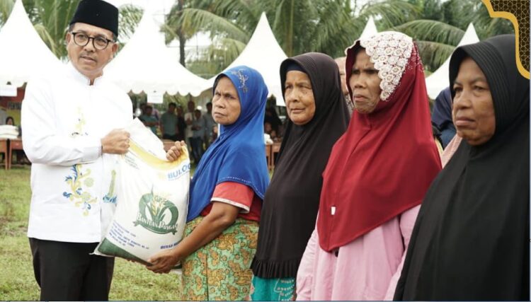 BANTUAN BERAS— Bupati Solok Selatan Khairunas, serahkan bantuan Pangan Cadangan Beras Pemerintah di Kantor Camat Sangir Jujuan.