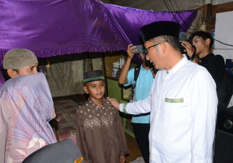 Wako Hendri Septa saat mengunjungi rumah Sutrisno yang berada di kawasan Piai Tangah, Kecamatan Pauh, Kota Padang pada Jum'at, (29/3)