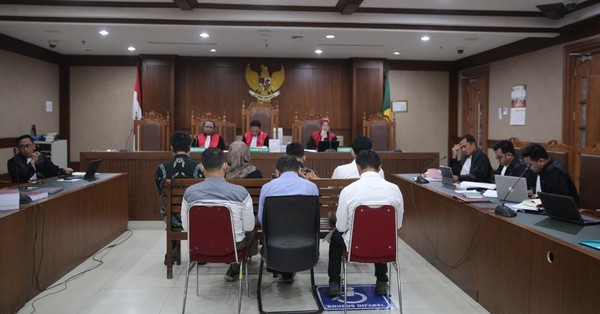 SIDANG DAKWAAN— Sidang dakwaan tujuh terdakwa di kasus dugaan pelanggaran Pemilu 2024 digelar di PN Jakpus, Jalan Bungur Besar Raya, Jakarta Pusat, Rabu (13/3).