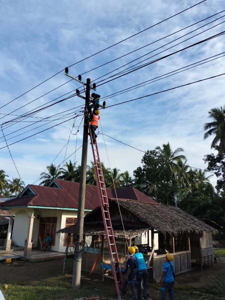 PERBAIKAN—PLN melakukan perbaikan jaringan listrik yang terganggu akibat bencana banjir yang terjadi.