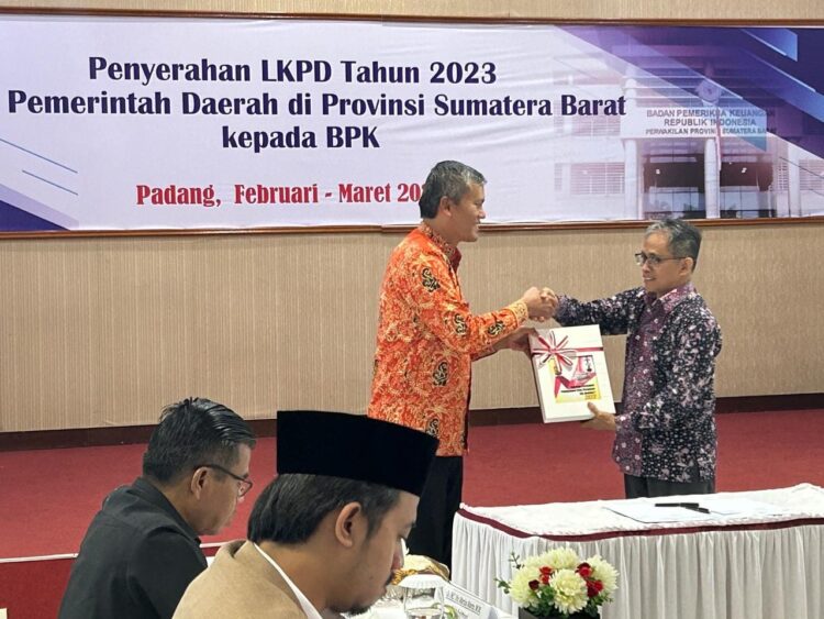 SERAHKAN LKPD— Pj Wali Kota Pariaman Roberia serahkan Laporan Keuangan Pemerintah Daerah (LKPD) Kota Pariaman tahun 2023 kepada Kepala BPK Perwakilan Sumatera Barat, Arif Agus.