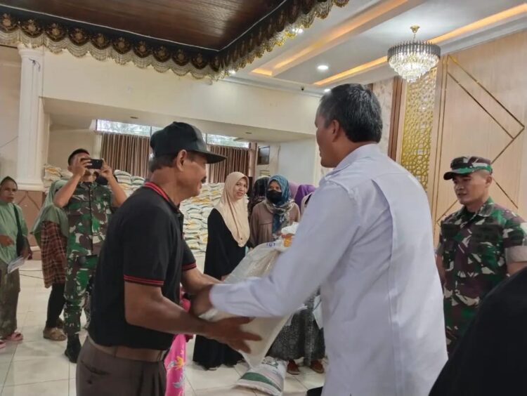 SALURKAN—Pj Walikota Pariaman, Roberia, saat i menyalurkan bantuan di Balairung rumdis walikota.