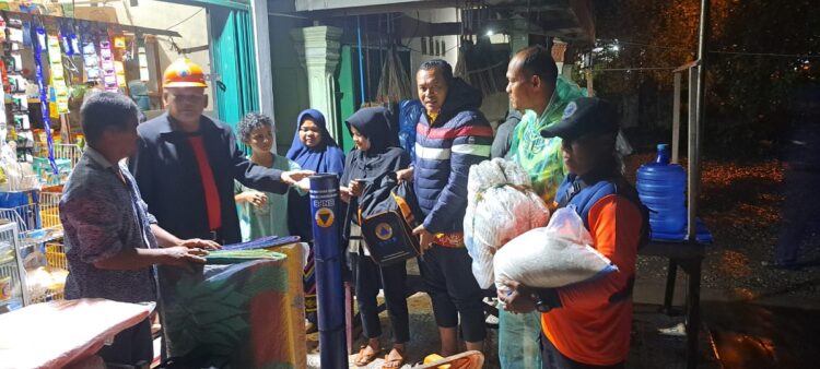 BANTUAN— Sekdakab Padangpariaman Rudi R. Rilis saat serahkan bantuan pada korban banjir dan pohon tumbang