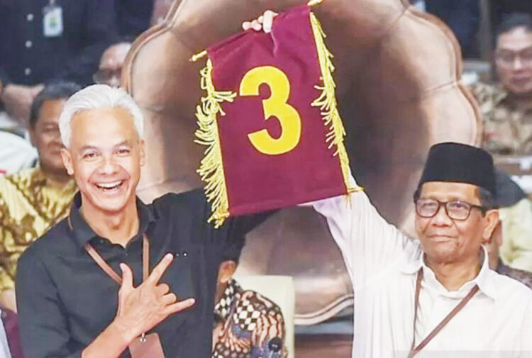 NOMOR UNDIAN— Pasangan capres-cawapres Ganjar Pranowo-Mahfud MD menunjukkan nomor hasil undian pada Rapat Pleno Terbuka Pengundian dan Penetapan Nomor Urut Pasangan Capres dan Cawapres Pemilu Tahun 2024.