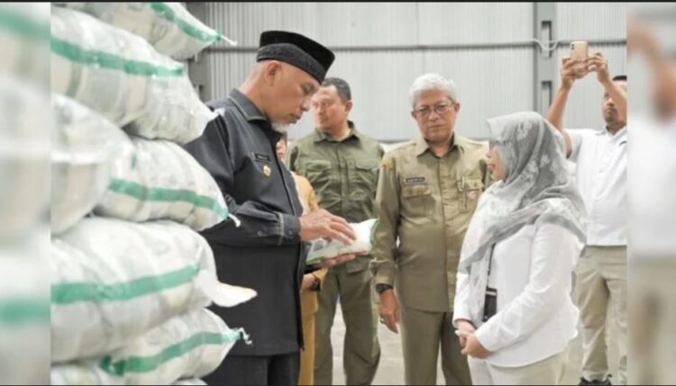 CEK GUDANG BULOG – Gubernur Mahyeldi Ansharullah, melakukan pengecekan ketersediaan stok cadangan beras Sumbar di gudang Bulog Sumbar, Kota Padang. Gubernur mengeklaim, stok beras Sumbar aman untuk memenuhi kebutuhan masyarakat selama Ramadhan dan Idul Fitri 1445 Hijriah.