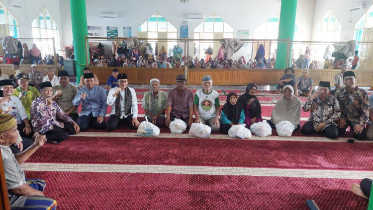 RAMADHAN BERBAGI— Wako Hendri Septa dan Ketua Baznas Kota Padang Yuspardi, berfoto bersama dengan warga penerima paket sembako dalam program “Ramadhan Berbagi”, di Mesjid Al Jihad, Kelurahan Korong Gadang, Kecamatan Kuranji, Rabu (27/3) sore.