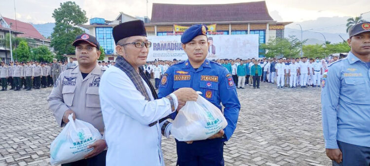 PENYERAHAN SEMBAKO— Wali Kota Padang Hendri Septa menyerahkan paket sembako kepada tenaga non-ASN Pemko Padang, di pelataran parkir kantor Balaikota Padang.