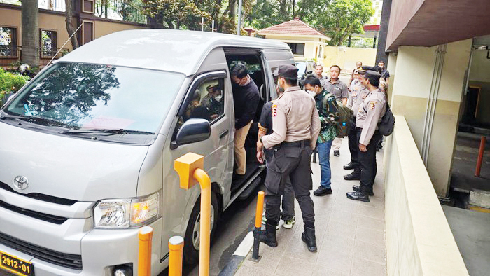 LIMPAHKAN BERKAS— Bareskrim Polri melimpahkan berkas dan tersangka kasus PPLN Kuala Lumpur, Malaysia, atas dugaan pelanggaran Pemilu 2024.