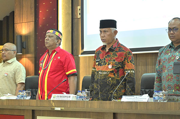 RAPAT KOORDINASI KHUSUS— Gubernur Sumbar Mahyeldi Ansharullah membuka rapat koordinasi khusus (Rakorsus) Pengentasan Daerah Tertinggal, yang dihadiri oleh sejumlah pejabat pemerintah pusat, instansi vertikal di Sumbar, Pemprov Sumbar, serta Pemkab Kepulauan Mentawai, di Aula Kantor Bappeda Mentawai, Kamis (29/2).