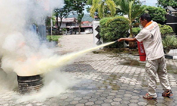 PELATIHAN PADAMKAN API— Damkar Kota Padang melatih warga untuk memadamkan api, sehingga dapat meminimalisir luasnya kebakaran dan mengancam keselamatan jiwa.