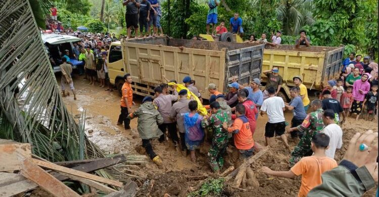 TERBENAM LUMPUR—Warga membantu evakuasi mobil yang terbenam di lumpur.