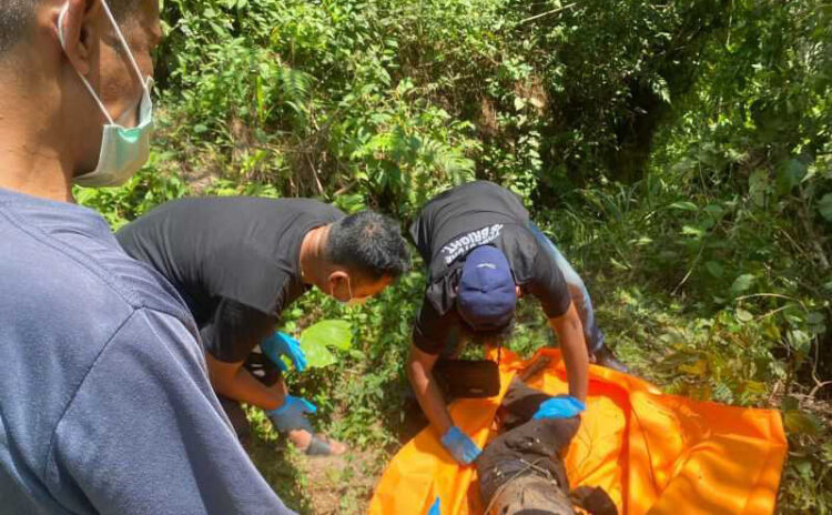 PENEMUAN MAYAT— Petugas kepolisian saat melakukan identifikasi terhadap penemuan mayat di di semak-semak yang berada di Jorong Batang Palupuh, Nagari Koto Rantang, Kecamatan Palupuh, Kabupaten Agam, Jumat (29/3) yang lalu.